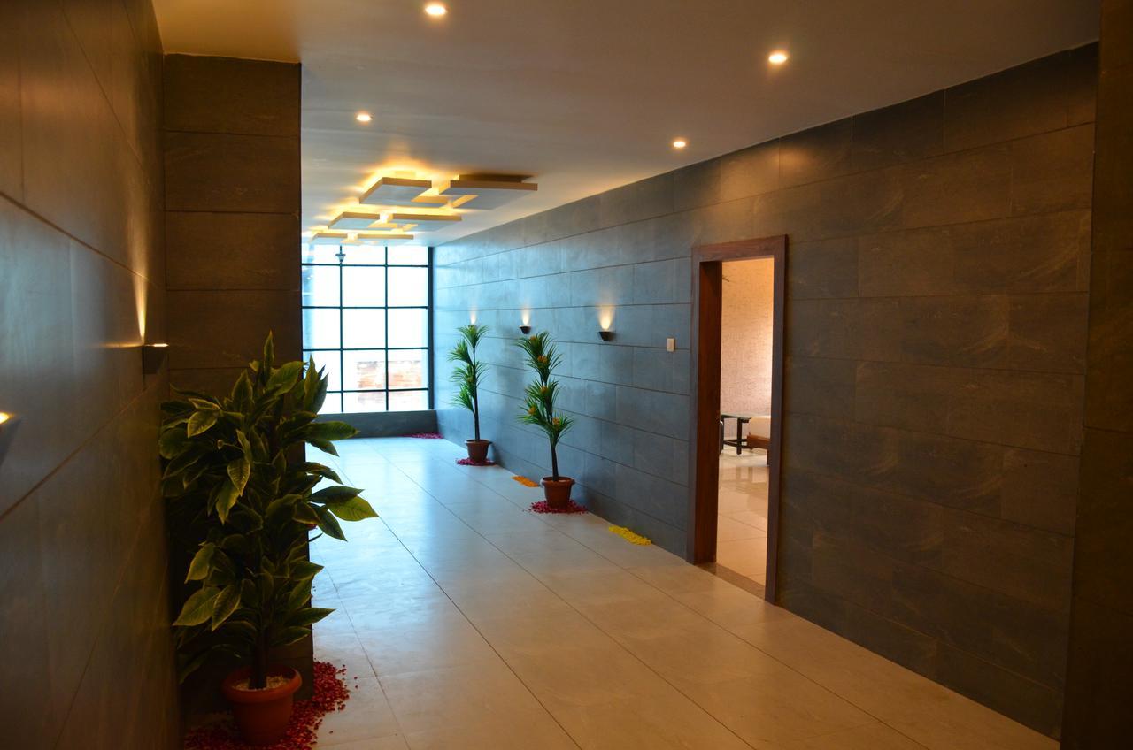 Apple Residency Otel Pātan Dış mekan fotoğraf