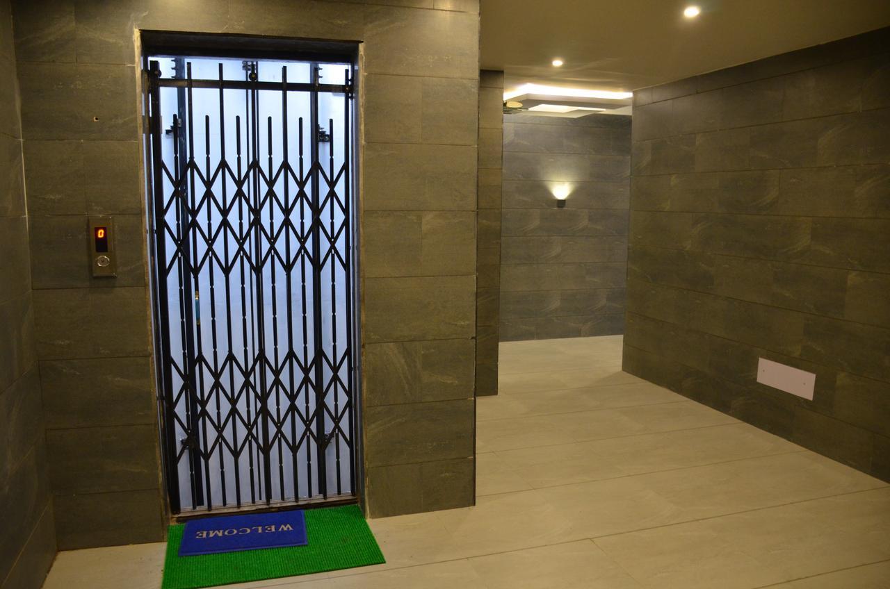Apple Residency Otel Pātan Dış mekan fotoğraf