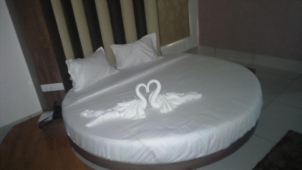 Apple Residency Otel Pātan Dış mekan fotoğraf