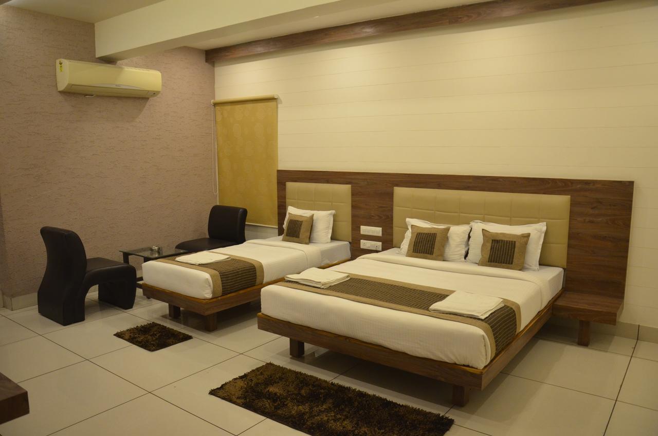 Apple Residency Otel Pātan Dış mekan fotoğraf