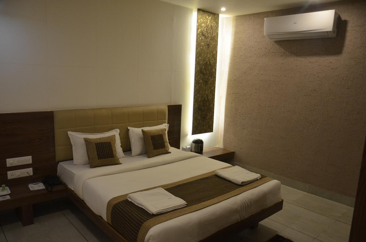 Apple Residency Otel Pātan Dış mekan fotoğraf