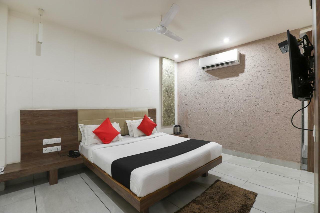 Apple Residency Otel Pātan Dış mekan fotoğraf