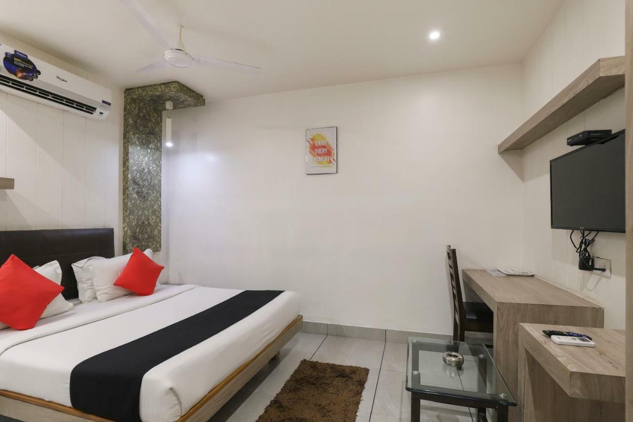 Apple Residency Otel Pātan Dış mekan fotoğraf